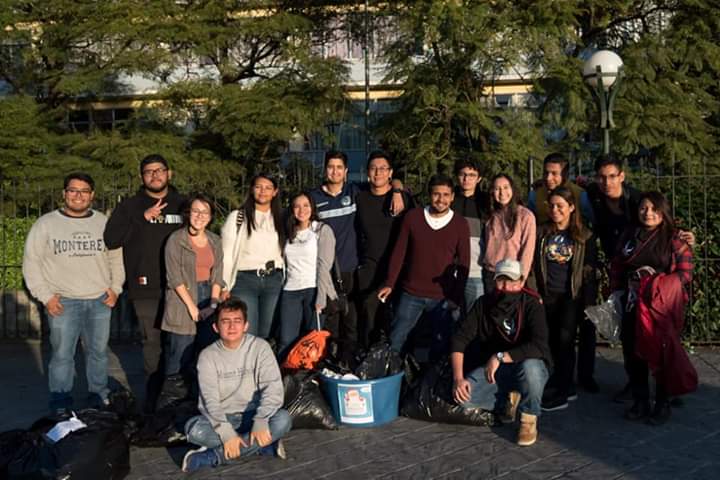 El día 3 de diciembre empezó la colecta de ropa, víveres y juguetes, la cual terminó el día 21 de diciembre, ese mismo día la AEI trabajó en conjunto con estudiantes de la Escuela de Ciencias Políticas para hacer entrega de lo recaudado, lo cual fue donado a los niños que trabajan dentro de la USAC, a los niños que trabajan en la zona 1 y a las personas adultas que viven en la calle (Parque Central y Sexta Avenida). 