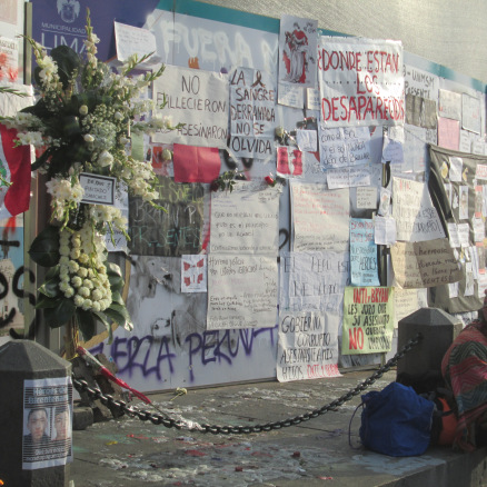 Plaza San Martín en las marchas de noviembre. Foto gracias a Adriana Pérez Cumpa para Lima Gris. 