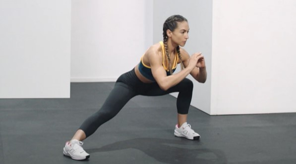 Mujer realizando el ejercicio de Zancada lateral