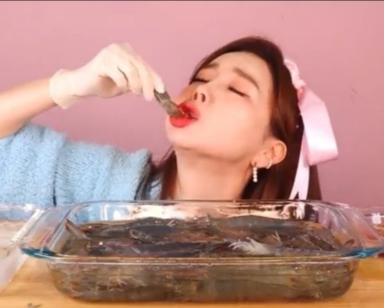Ssoyoung desata la polémica en YouTube por comer animales vivos