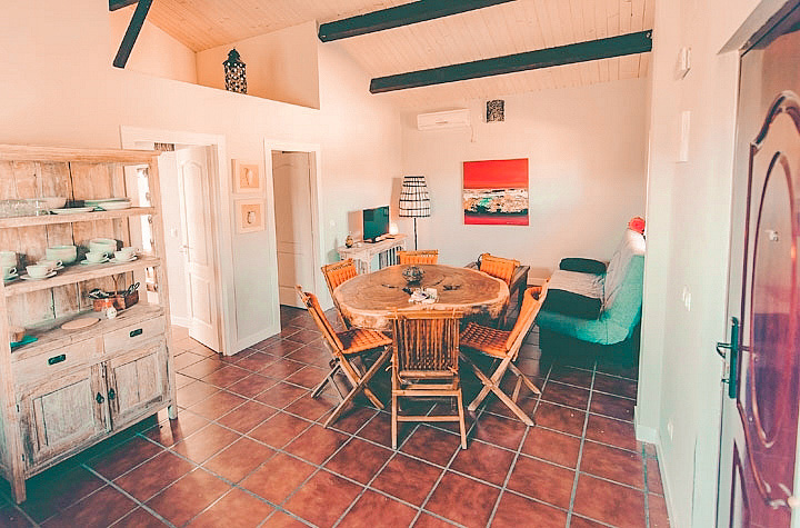 El interior de una de las casas de La Brizna