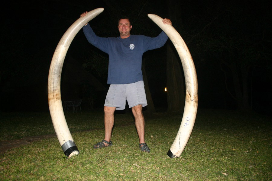 Botha posando con los cuernos de un elefante cazado