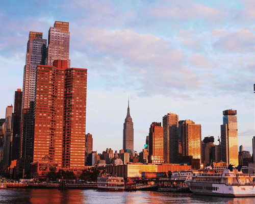 Comienza a atardecer sobre Manhattan