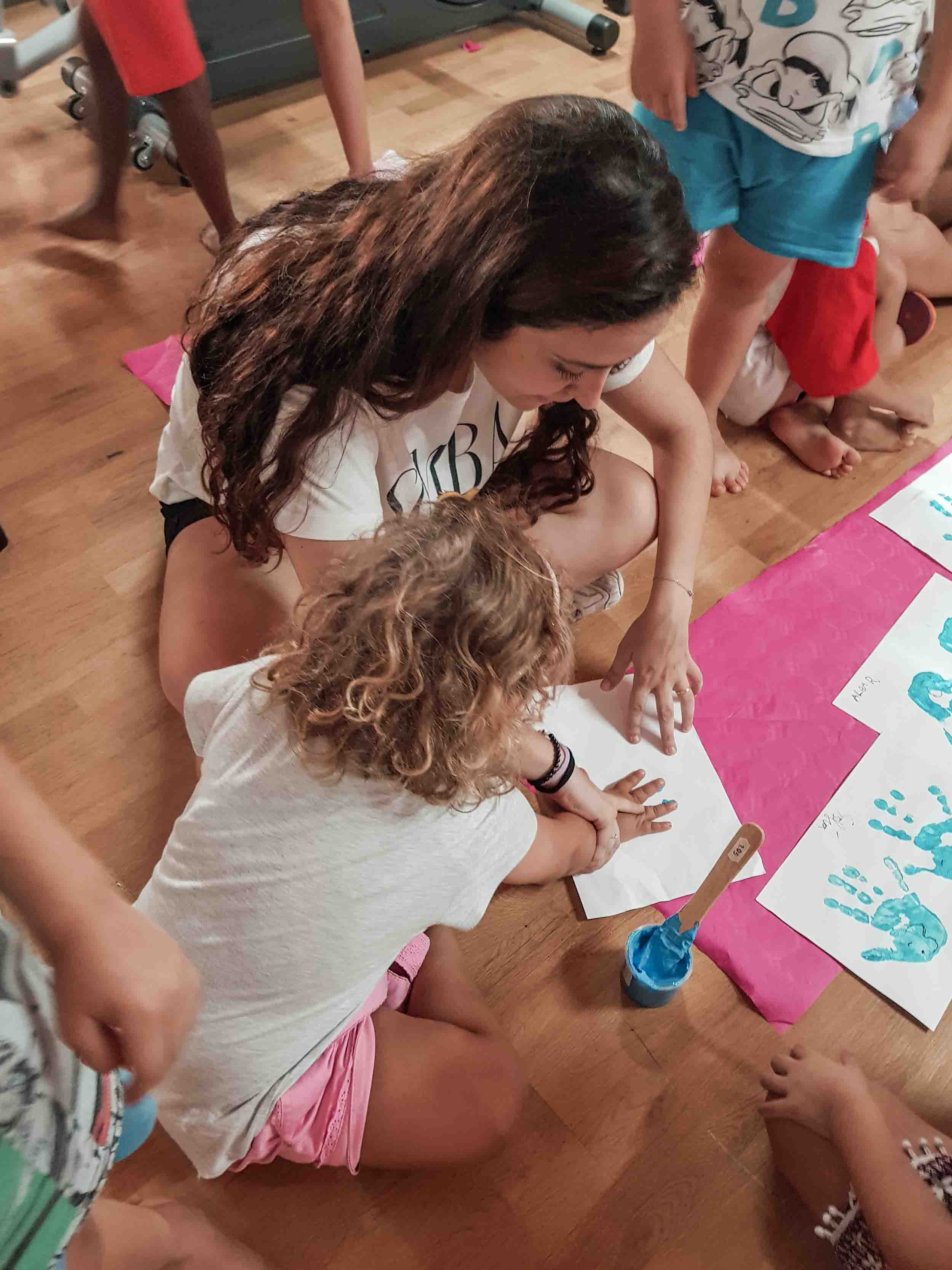 Palmas de las manos témperas dibujos animales