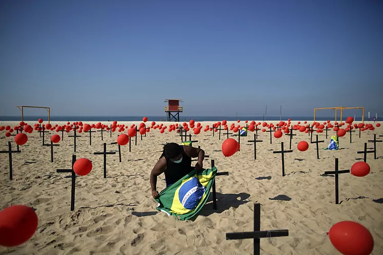 Brasil supera los 100.000 muertos por coronavirus y Bolsonaro pide pasar página