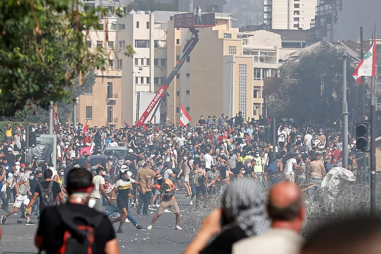 La rabia popular se abre paso tras las explosiones de Beirut: un muerto y al menos 172 heridos en choques entre manifestantes y policía
