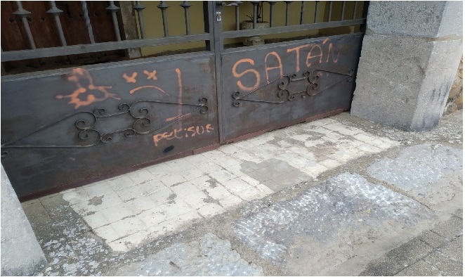 La iglesia de Lorenzana sufre un acto de vandalismo y pintadas.