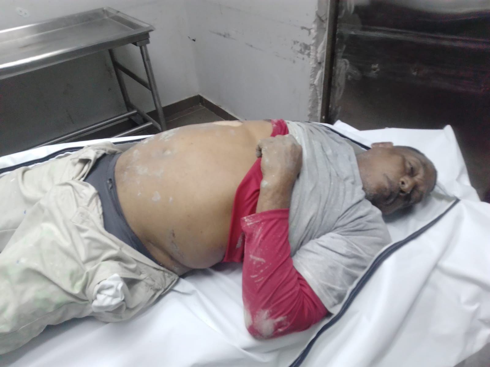 Un cable eléctrico impacta a un pintor y fue lanzado al pavimento.