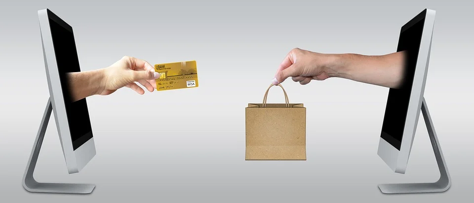 foto de una pantalla con tarjeta de crédito y bolsa de la compra