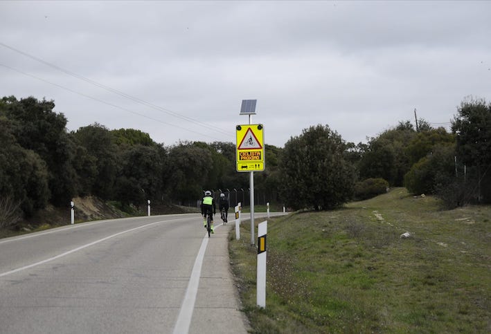 Nuevo sistema que avisa de la presencia de ciclistas en la M-516 de Boadilla