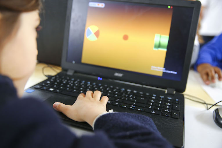 100 ordenadores y conexión a internet gratuita para los niños más vulnerables de Las Rozas