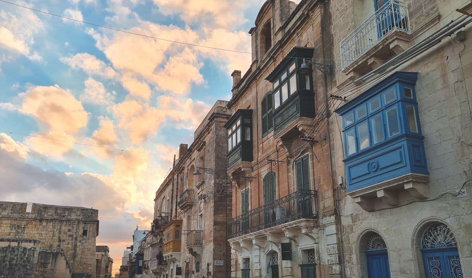 Atardece entre las calles de Las tres ciudades en Malta