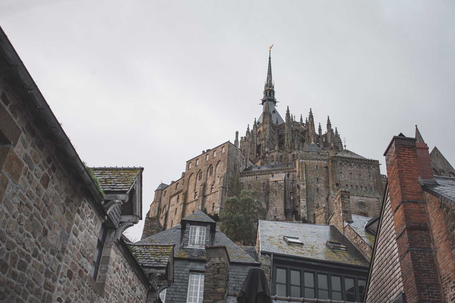 Recorrimos las calles del Monte Saint-Michel en Normandía