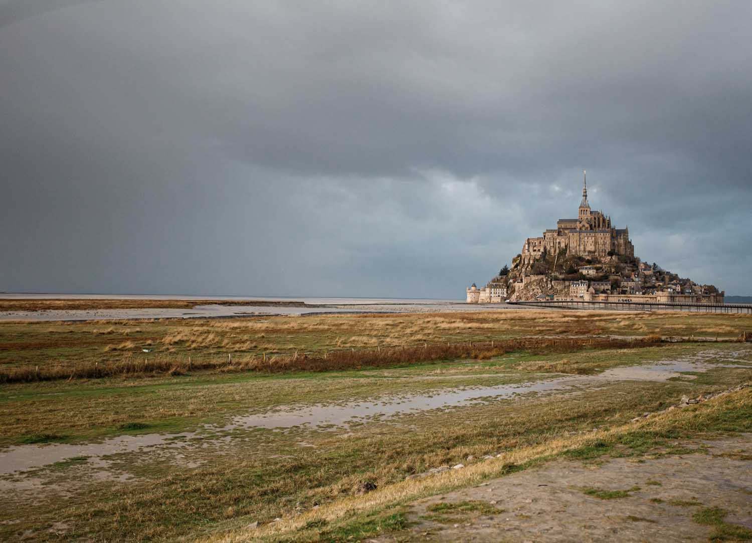 La abadía de Saint-Michel vista a lo lejos