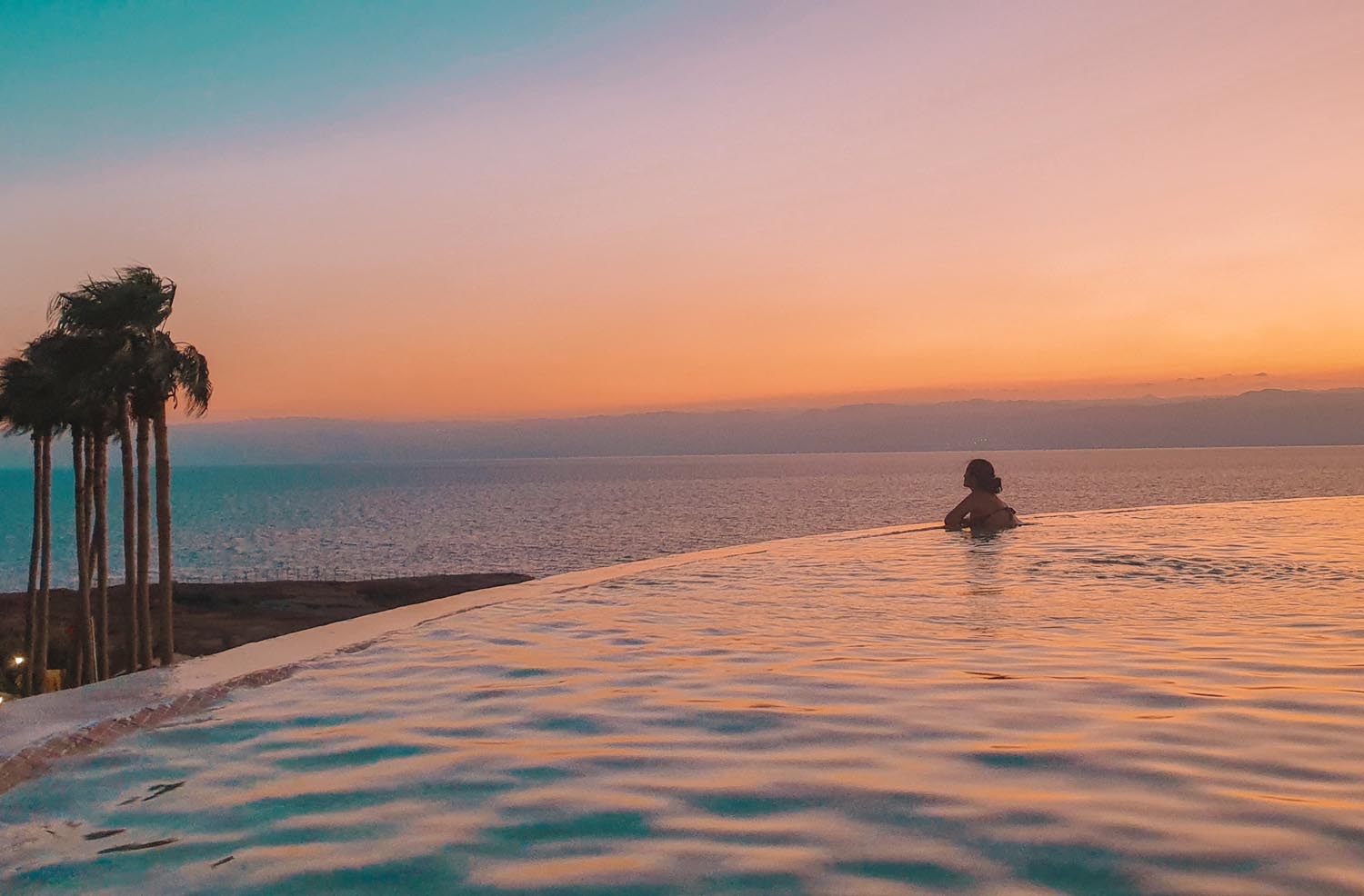 El atardecer a orillas del Mar Muerto en la piscina infinita del Kempinsky Hotel